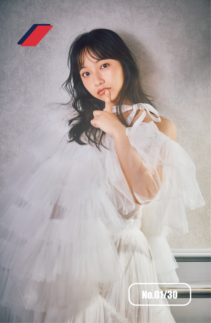 白いドレス姿の山之内すず。シリアルナンバー入り動画封印カード™︎の表面デザイン見本